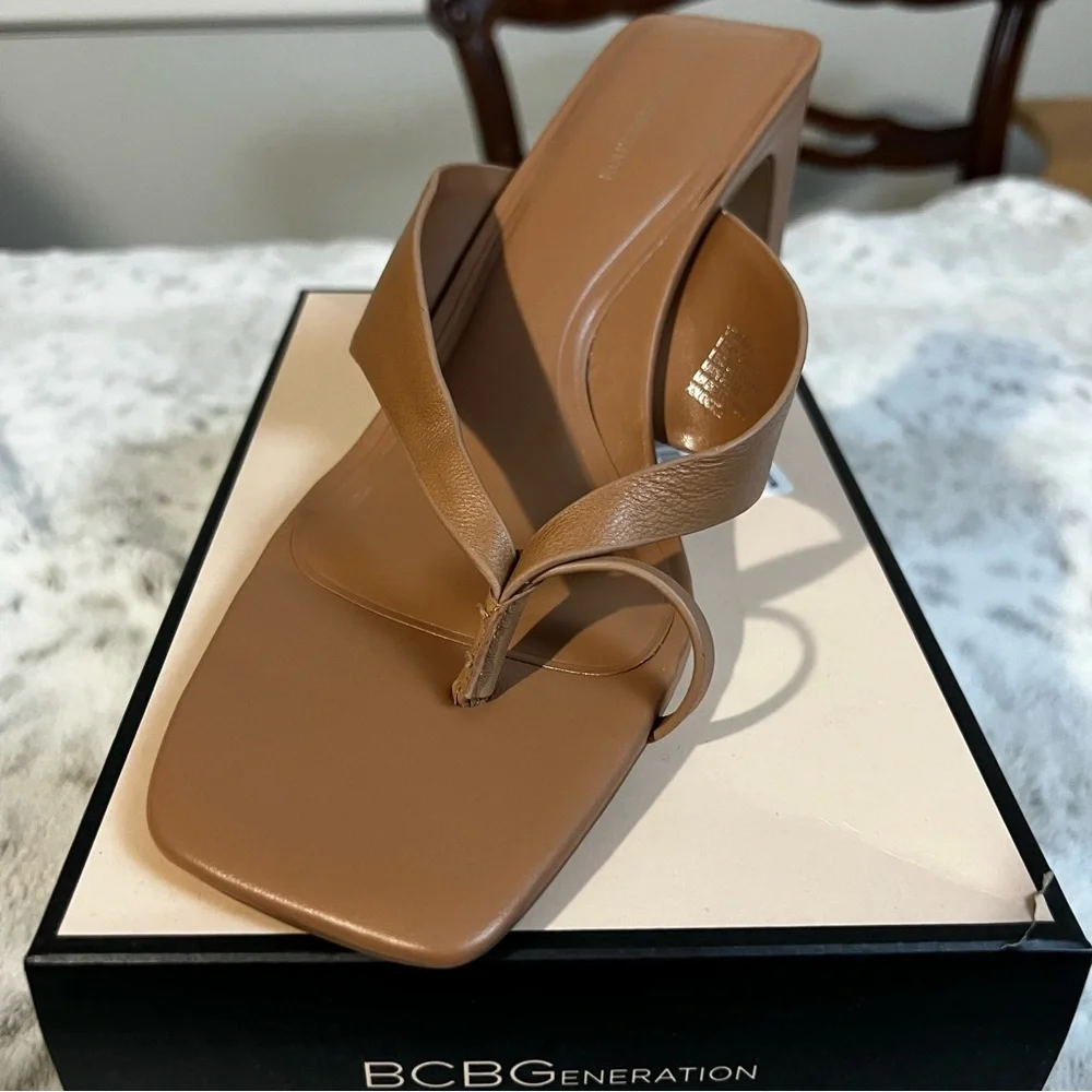 NIB BCBGeneration Leather Flian Toe Ring Tan Heel Sandals sz 11 - Picture 6 of 11
